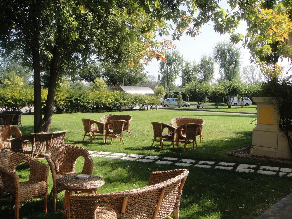 Hotel Villa Malpensa Vizzola Ticino Extérieur photo