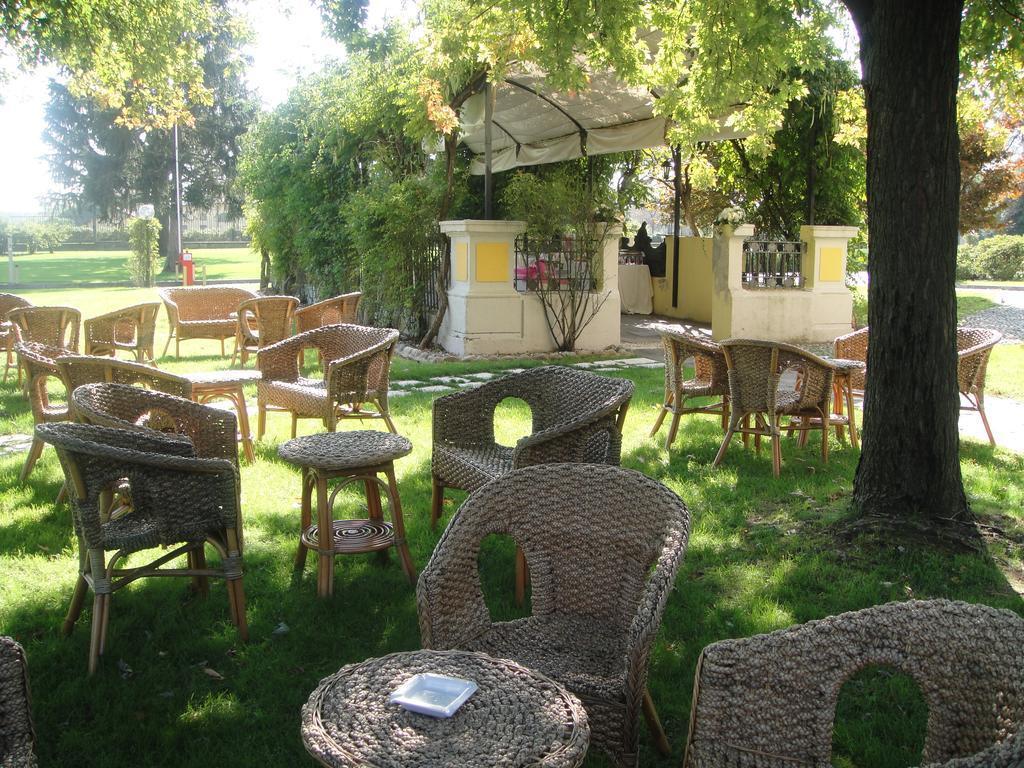 Hotel Villa Malpensa Vizzola Ticino Extérieur photo