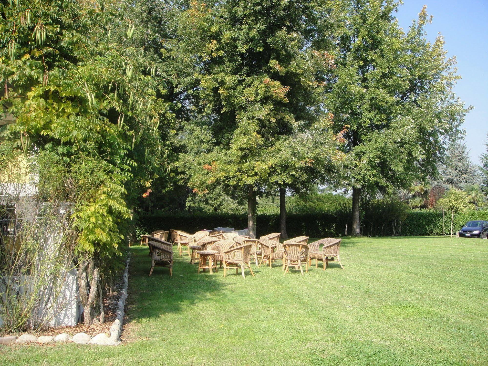 Hotel Villa Malpensa Vizzola Ticino Extérieur photo